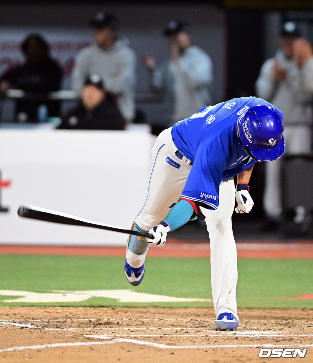 3일 경기도 수원 KT위즈파크에서 2026 신한 SOL KBO리그 KT 위즈와 삼성 라이온즈의 경기가 열렸다.이날 KT는 사우어, 삼성은 후라도를 선발로 내세웠다.6회말 2사 3루에서 삼성 김영웅이 헛스윙 삼진으로 물러나며 배트를 내던지고 있다. 2026.04.03 /cej@osen.co.kr