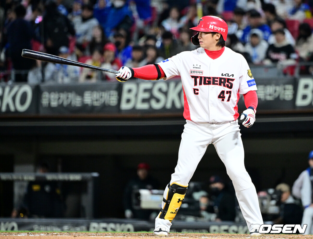 7일 광주-기아 챔피언스필드에서 ‘2026 신한 SOL KBO리그’ KIA 타이거즈와 삼성 라이온즈의 경기가 열렸다.홈팀 KIA는 양현종, 방문팀 삼성은 양창섭을 선발로 내세웠다.7회말 2사 1, 3루 상황 KIA 나성범이 타격을 준비하고 있다. 2026.04.07 / dreamer@osen.co.kr