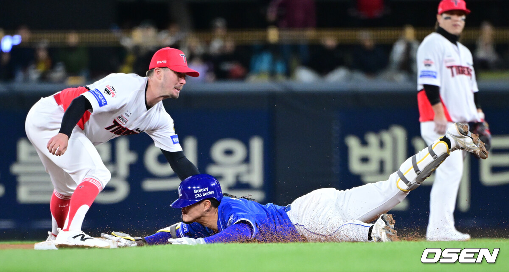 7일 광주-기아 챔피언스필드에서 ‘2026 신한 SOL KBO리그’ KIA 타이거즈와 삼성 라이온즈의 경기가 열렸다.홈팀 KIA는 양현종, 방문팀 삼성은 양창섭을 선발로 내세웠다.6회초 2사 주자없는 상황 삼성 류지혁이 오른쪽 2루타를 날리고 2루에 슬라이딩 해 세이프되고 있다. 2026.04.07 / dreamer@osen.co.kr