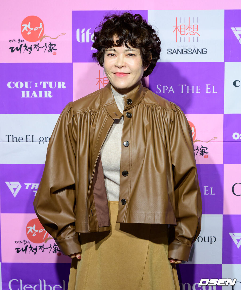 13일 오후 서울 종로구 대학로 아트하우스에서 연극 ‘리타 길들이기’ 프레스콜이 열렸다.‘리타 길들이기’는 냉소적인 대학 교수 프랭크와 삶을 바꾸고 싶어 공부를 시작한 주부 미용사 리타의 만남을 통해 인간의 성장과 선택을 그려온 작품이다.배우 조혜련이 포토타임을 하고 있다. 2026.02.13 /jpnews@osen.co.kr