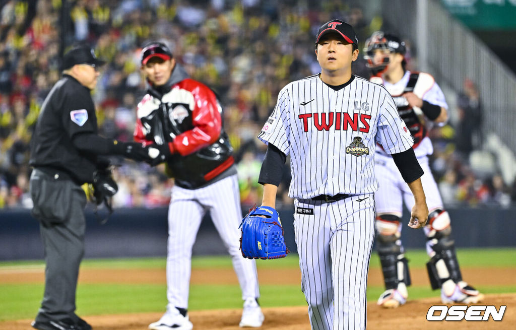 1일 서울 잠실야구장에서 2026 신한 SOL KBO리그 LG 트윈스와 KIA 타이거즈의 경기가 열렸다. 이날 LG는 송승기를, KIA는 양현종을 선발로 내세웠다. 5회초 LG 선발투수 송승기가 교체되고 있다.  2026.04.01 / soul1014@osen.co.kr