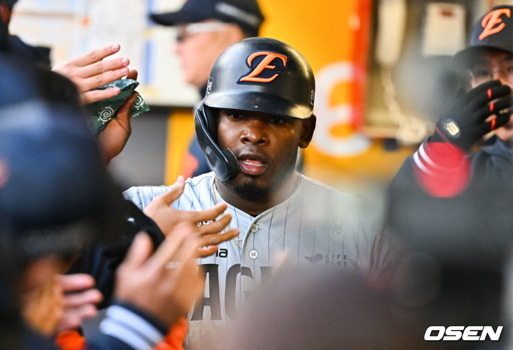 7일 오후 인천 SSG랜더스필드에서 ‘2026 신한 SOL Bank KBO리그' SSG 랜더스와 한화 이글스의 경기가 진행됐다.이날 SSG는 타케다를, 한화는 류현진을 선발투수로 내세웠다.1회초 1사 2루 한화 문현빈의 선취 1타점 적시타때 2루 주자 페라자가 선취득점 후 동료들의 축하를 받고 있다. 2026.04.07 / soul1014@osen.co.kr