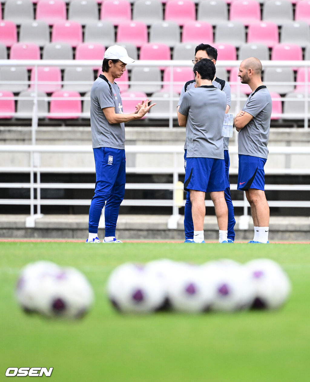 홍명보 감독이 이끄는 한국 축구대표팀이 2일 오후 고양종합운동장에서 2026 국제축구연맹(FIFA) 북중미 월드컵 3차 예선을 앞두고 훈련을 가졌다.한국은 9월 5일 오후 8시 서울월드컵경기장에서 팔레스타인과 1차전을 치른다. 이후 10일 오후 11시 오만 무스카트의 술탄 카부스 스포츠 콤플렉스에서 오만과 2차전 원정 경기를 펼친다. 홍명보 감독이 주앙 아로소 수석 코치, 티아고 마이아 분석 코치와 이야기를 나누고 있다. 2024.09.02 / jpnews@osen.co.kr