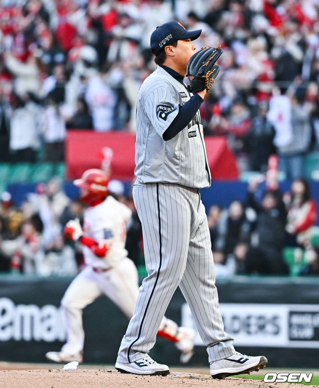 7일 오후 인천 SSG랜더스필드에서 ‘2026 신한 SOL Bank KBO리그' SSG 랜더스와 한화 이글스의 경기가 진행됐다.이날 SSG는 타케다를, 한화는 류현진을 선발투수로 내세웠다.1회말 1사 1루 SSG 최정에게 역전 2점 홈런을 허용한 한화 선발투수 류현진이 아쉬워하고 있다. 2026.04.07 / soul1014@osen.co.kr