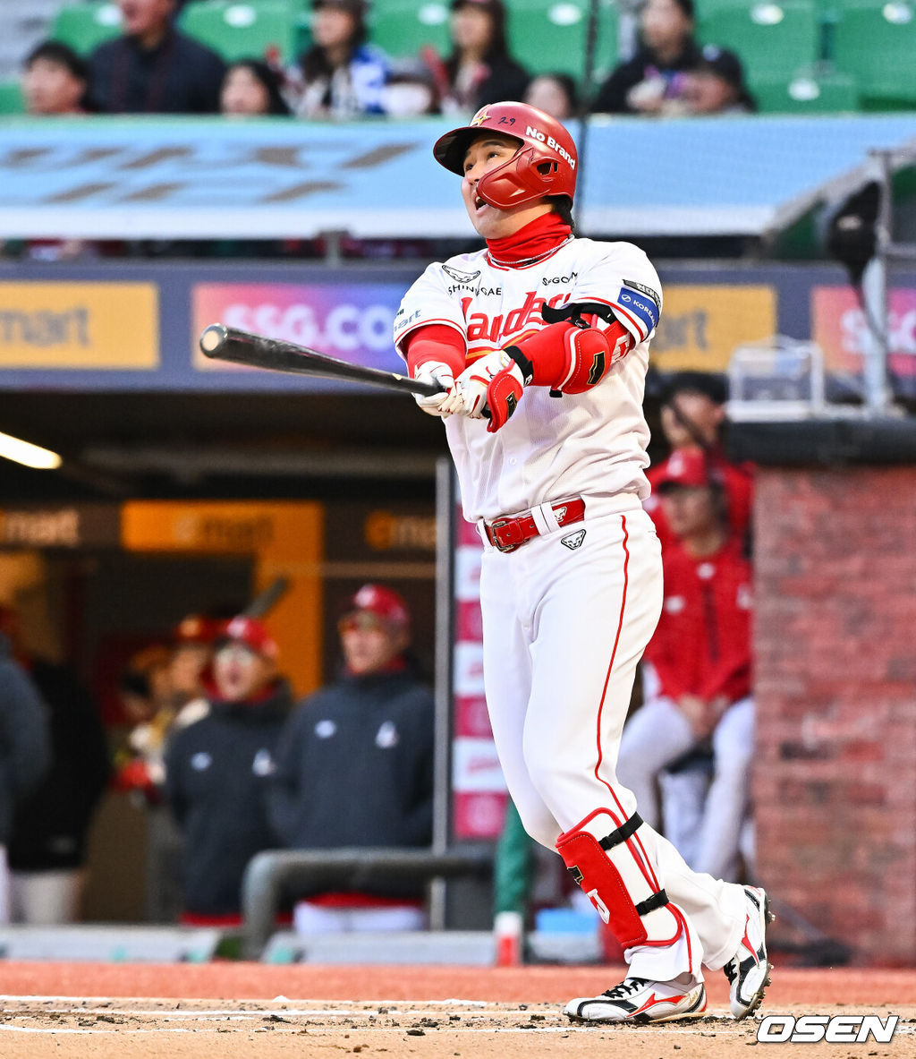 7일 오후 인천 SSG랜더스필드에서 ‘2026 신한 SOL Bank KBO리그' SSG 랜더스와 한화 이글스의 경기가 진행됐다.이날 SSG는 타케다를, 한화는 류현진을 선발투수로 내세웠다.1회말 1사 1루 SSG 최정이 역전 2점 홈런을 날리고 있다. 2026.04.07 / soul1014@osen.co.kr