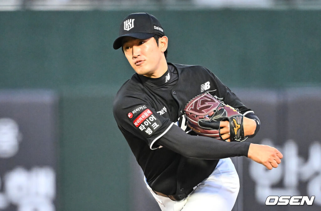 7일 부산 사직야구장에서 2026 신한 SOL KBO 리그 롯데 자이언츠와 KT 위즈의 경기가 열렸다. 홈팀 롯데는 나균안이, 방문팀 KT는 고영표가 선발 출전했다.KT 위즈 선발 투수 고영표가 역투하고 있다. 2026.04.07 / foto0307@osen.co.kr