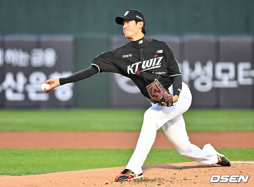 7일 부산 사직야구장에서 2026 신한 SOL KBO 리그 롯데 자이언츠와 KT 위즈의 경기가 열렸다. 홈팀 롯데는 나균안이, 방문팀 KT는 고영표가 선발 출전했다.KT 위즈 선발 투수 고영표가 역투하고 있다. 2026.04.07 / foto0307@osen.co.kr