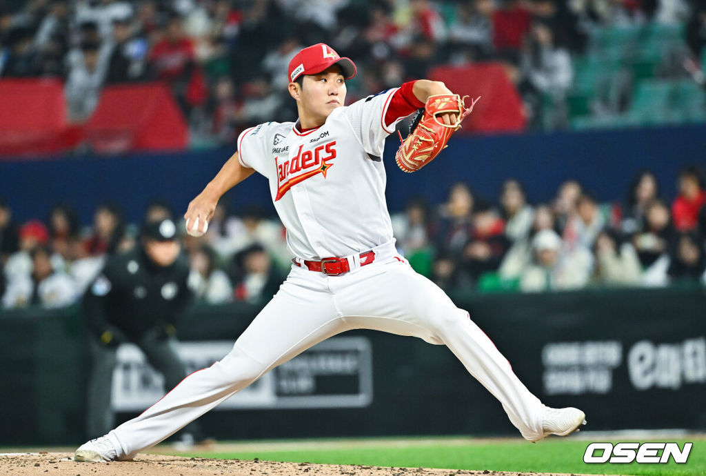 2일 오후 인천 SSG랜더스필드에서 2026 신한 SOL KBO리그 SSG 랜더스와 키움 히어로즈의 경기가 진행됐다.이날 SSG는 최민준을, 키움은 정현우를 선발투수로 내세웠다. 4회초 SSG 최민준 선발투수가 역투하고 있다.  2026.04.02 / soul1014@osen.co.kr