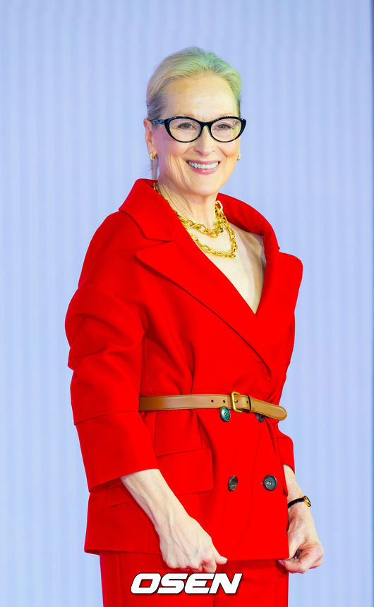 [OSEN=민경훈 기자] 8일 오전 서울 종로구 포시즌스 호텔 서울에서 영화 '악마는 프라다를 입는다 2' 내한 기자간담회가 열렸다.'악마는 프라다를 입는다 2'는 전설적인 패션 매거진 '런웨이'의 편집장 미란다(메릴 스트립 분)와 20년 만에 기획 에디터로 돌아온 앤디(앤 해서웨이 분)가 럭셔리 브랜드의 임원이 된 에밀리(에밀리 블런트 분)와 재회하고, 완전히 달라진 미디어 환경 속에서 다시 한번 패션계의 주도권을 잡기 위해 모든 커리어를 거는 이야기다. 오는 29일 전 세계 최초 개봉.배우 메릴 스트립이 입장하며 포즈를 취하고 있다. 2026.04.08/rumi@osen.co.kr