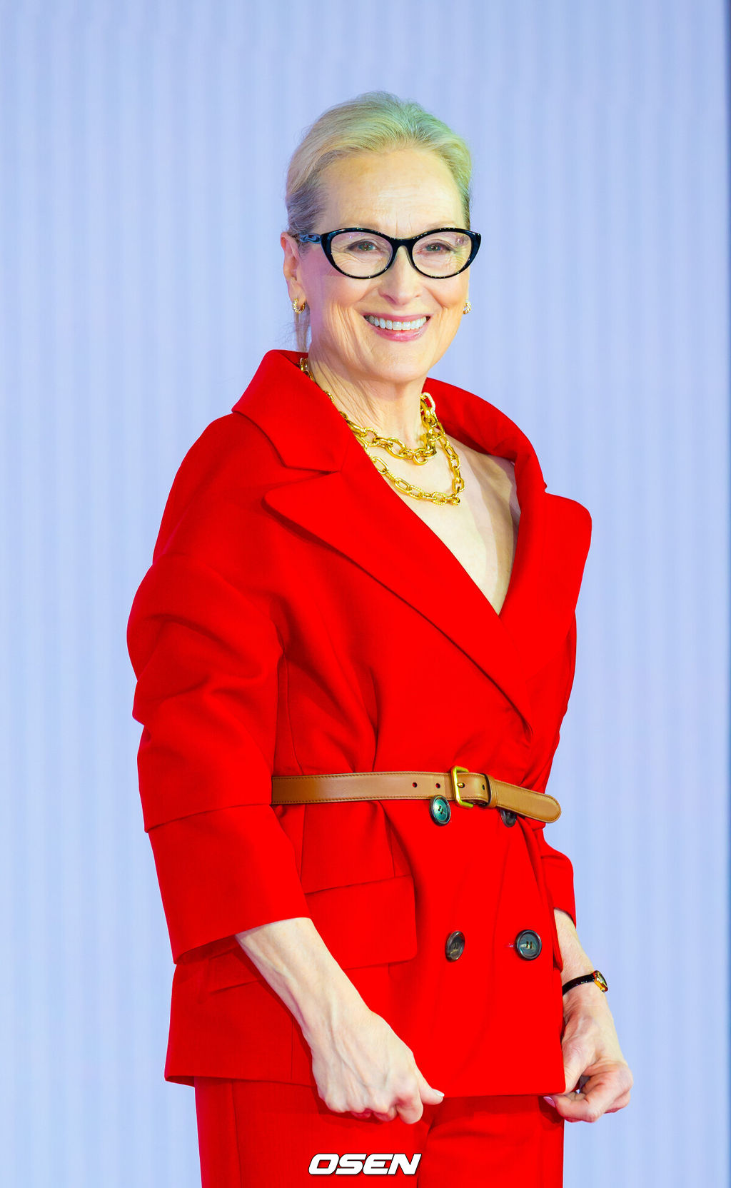 8일 오전 서울 종로구 포시즌스 호텔 서울에서 영화 '악마는 프라다를 입는다 2' 내한 기자간담회가 열렸다.'악마는 프라다를 입는다 2'는 전설적인 패션 매거진 '런웨이'의 편집장 미란다(메릴 스트립 분)와 20년 만에 기획 에디터로 돌아온 앤디(앤 해서웨이 분)가 럭셔리 브랜드의 임원이 된 에밀리(에밀리 블런트 분)와 재회하고, 완전히 달라진 미디어 환경 속에서 다시 한번 패션계의 주도권을 잡기 위해 모든 커리어를 거는 이야기다. 오는 29일 전 세계 최초 개봉.배우 메릴 스트립이 입장하며 포즈를 취하고 있다. 2026.04.08/rumi@osen.co.kr