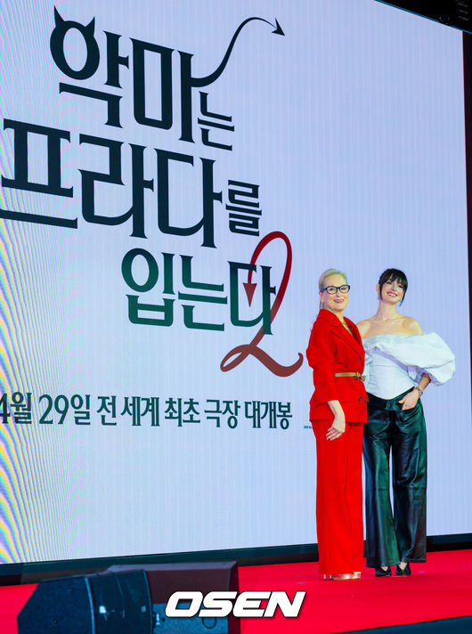 [OSEN=민경훈 기자] 8일 오전 서울 종로구 포시즌스 호텔 서울에서 영화 '악마는 프라다를 입는다 2' 내한 기자간담회가 열렸다.'악마는 프라다를 입는다 2'는 전설적인 패션 매거진 '런웨이'의 편집장 미란다(메릴 스트립 분)와 20년 만에 기획 에디터로 돌아온 앤디(앤 해서웨이 분)가 럭셔리 브랜드의 임원이 된 에밀리(에밀리 블런트 분)와 재회하고, 완전히 달라진 미디어 환경 속에서 다시 한번 패션계의 주도권을 잡기 위해 모든 커리어를 거는 이야기다. 오는 29일 전 세계 최초 개봉.배우 메릴 스트립, 앤 해서웨이가 입장하며 포즈를 취하고 있다. 2026.04.08/rumi@osen.co.kr
