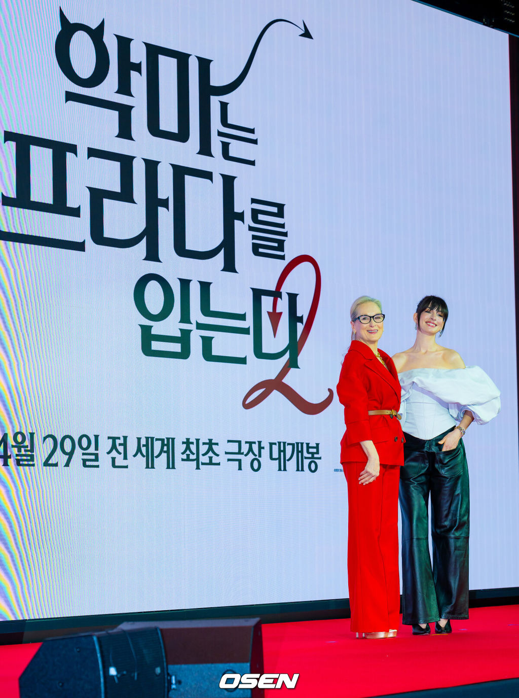 8일 오전 서울 종로구 포시즌스 호텔 서울에서 영화 '악마는 프라다를 입는다 2' 내한 기자간담회가 열렸다.'악마는 프라다를 입는다 2'는 전설적인 패션 매거진 '런웨이'의 편집장 미란다(메릴 스트립 분)와 20년 만에 기획 에디터로 돌아온 앤디(앤 해서웨이 분)가 럭셔리 브랜드의 임원이 된 에밀리(에밀리 블런트 분)와 재회하고, 완전히 달라진 미디어 환경 속에서 다시 한번 패션계의 주도권을 잡기 위해 모든 커리어를 거는 이야기다. 오는 29일 전 세계 최초 개봉.배우 메릴 스트립, 앤 해서웨이가 입장하며 포즈를 취하고 있다. 2026.04.08/rumi@osen.co.kr