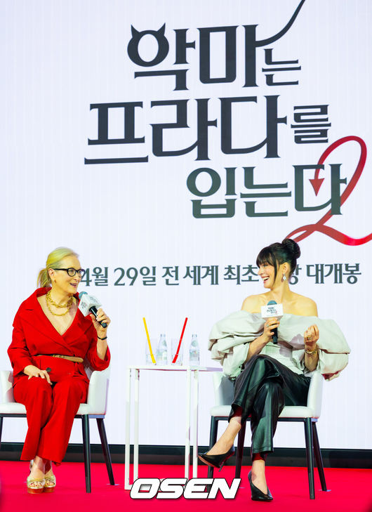 [OSEN=민경훈 기자] 8일 오전 서울 종로구 포시즌스 호텔 서울에서 영화 '악마는 프라다를 입는다 2' 내한 기자간담회가 열렸다.'악마는 프라다를 입는다 2'는 전설적인 패션 매거진 '런웨이'의 편집장 미란다(메릴 스트립 분)와 20년 만에 기획 에디터로 돌아온 앤디(앤 해서웨이 분)가 럭셔리 브랜드의 임원이 된 에밀리(에밀리 블런트 분)와 재회하고, 완전히 달라진 미디어 환경 속에서 다시 한번 패션계의 주도권을 잡기 위해 모든 커리어를 거는 이야기다. 오는 29일 전 세계 최초 개봉.배우 메릴 스트립, 앤 해서웨이가 기자간담회를 하고 있다. 2026.04.08/rumi@osen.co.kr