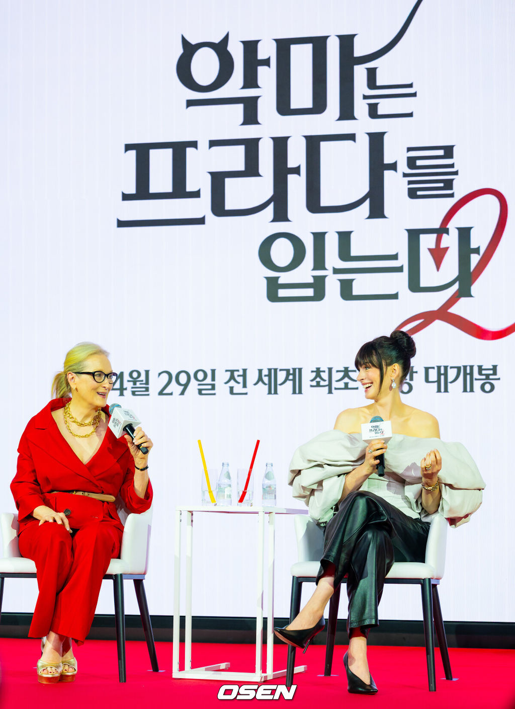8일 오전 서울 종로구 포시즌스 호텔 서울에서 영화 '악마는 프라다를 입는다 2' 내한 기자간담회가 열렸다.'악마는 프라다를 입는다 2'는 전설적인 패션 매거진 '런웨이'의 편집장 미란다(메릴 스트립 분)와 20년 만에 기획 에디터로 돌아온 앤디(앤 해서웨이 분)가 럭셔리 브랜드의 임원이 된 에밀리(에밀리 블런트 분)와 재회하고, 완전히 달라진 미디어 환경 속에서 다시 한번 패션계의 주도권을 잡기 위해 모든 커리어를 거는 이야기다. 오는 29일 전 세계 최초 개봉.배우 메릴 스트립, 앤 해서웨이가 기자간담회를 하고 있다. 2026.04.08/rumi@osen.co.kr