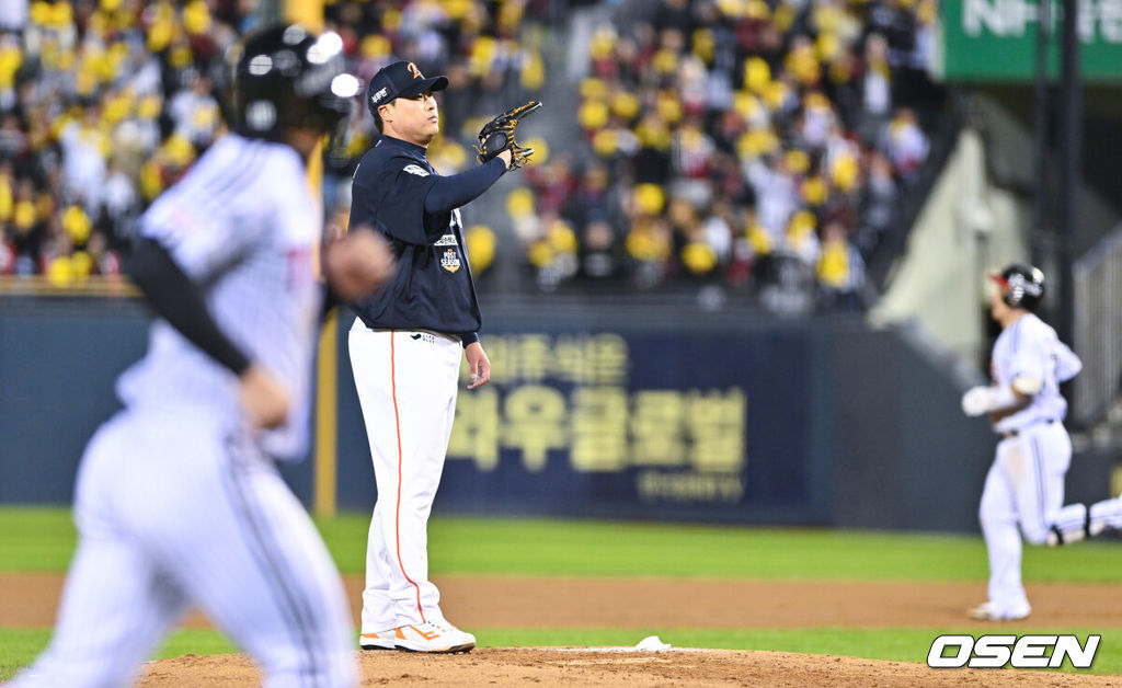 27일 오후 서울 잠실야구장에서 2025 신한 SOL Bank KBO리그 포스트시즌 한국시리즈 2차전 LG 트윈스와 한화 이글스의 경기가 열렸다. LG는 임찬규, 한화는 류현진을 선발 투수로 내세웠다. 3회말 한화 류현진이 LG 박동원에게 2점 홈런을 허용한뒤 아쉬워하고 있다. 2025.10.27 / soul1014@osen.co.kr