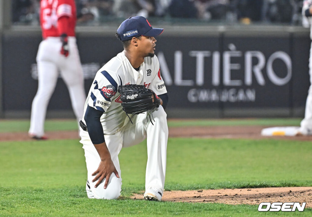 3일 부산 사직야구장에서 2026 신한 SOL KBO 리그 롯데 자이언츠와 SSG 랜더스의 경기가 열렸다. 홈팀 롯데는 로드리게스가, 방문팀 SSG는 화이트가 선발 출전했다.롯데 자이언츠 로드리게스가 2회초 1사 2루 SSG 랜더스 최지훈의 타구를 바라보고 있다. 2026.04.03 / foto0307@osen.co.kr