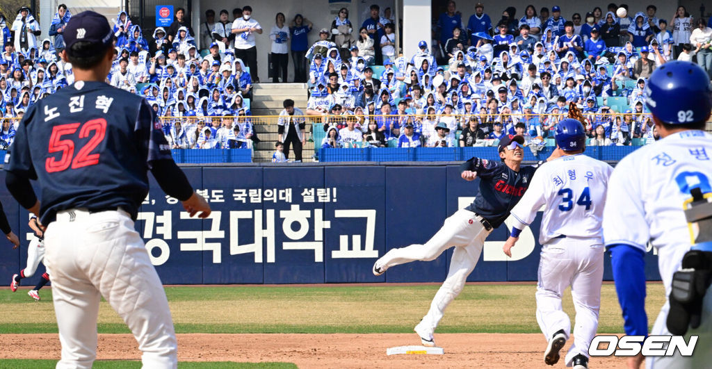 29일 대구삼성라이온즈파크에서 ‘2026 신한 SOL KBO 리그’ 삼성 라이온즈와 롯데 자이언츠의 개막시리즈 경기가 열렸다.개막전 선발 투수로 삼성은 최원태를 롯데는 비슬리를 내세웠다.5회말 1사 1루에서 삼성 류지혁 땅볼 때 롯데 1루수 노진혁이 송구실책우로 공이 빠지고 있다. 이를 틈타 류지혁은 출루, 최형우는 3루를 밟았다. 2026.03.29 /cej@osen.co.kr