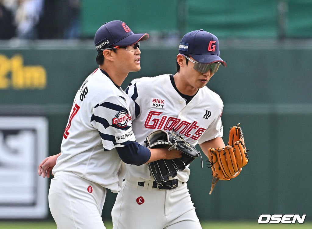 5일 부산 사직야구장에서 2026 신한 SOL KBO 리그 롯데 자이언츠와 SSG 랜더스의 경기가 열렸다. 홈팀 롯데는 박세웅이, 방문팀 SSG는 베니지아노가 선발 출전했다.롯데 자이언츠 선발 투수 박세웅이 1회초 수비를 마치고 송구 실책을 한 전민재를 감싸고 있다. 2026.04.05 / foto0307@osen.co.kr
