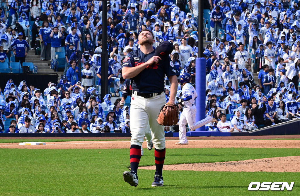 29일 대구삼성라이온즈파크에서 ‘2026 신한 SOL KBO 리그’ 삼성 라이온즈와 롯데 자이언츠의 개막시리즈 경기가 열렸다.개막전 선발 투수로 삼성은 최원태를 롯데는 비슬리를 내세웠다.롯데 비슬리가 5회말 2사 만루에서 삼성 김성윤을 중견수 플라이로 돌려세우며 위기를 막은 뒤 세리머니를 하고 있다. 2026.03.29 /cej@osen.co.kr