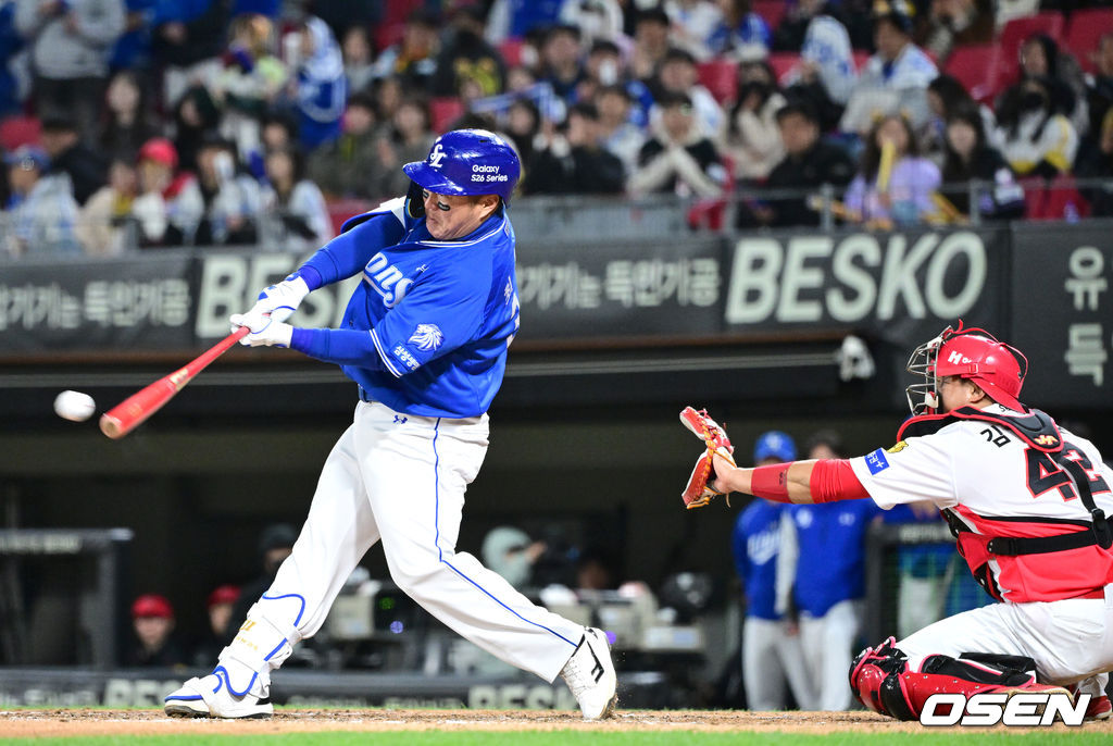 경기의 분수령. 1-3으로 뒤지고 있던 8회초 1사 1, 2루 상황 추격의 1타점 2루타를 터트리는 삼성 최형우.