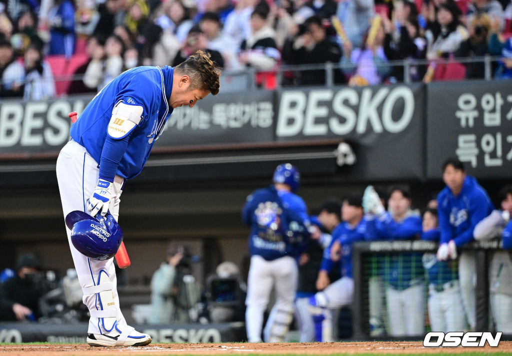 1회 첫 타석에 들어서며 광주 팬들에게 허리를 숙여 인사 전하는 삼성 최형우.