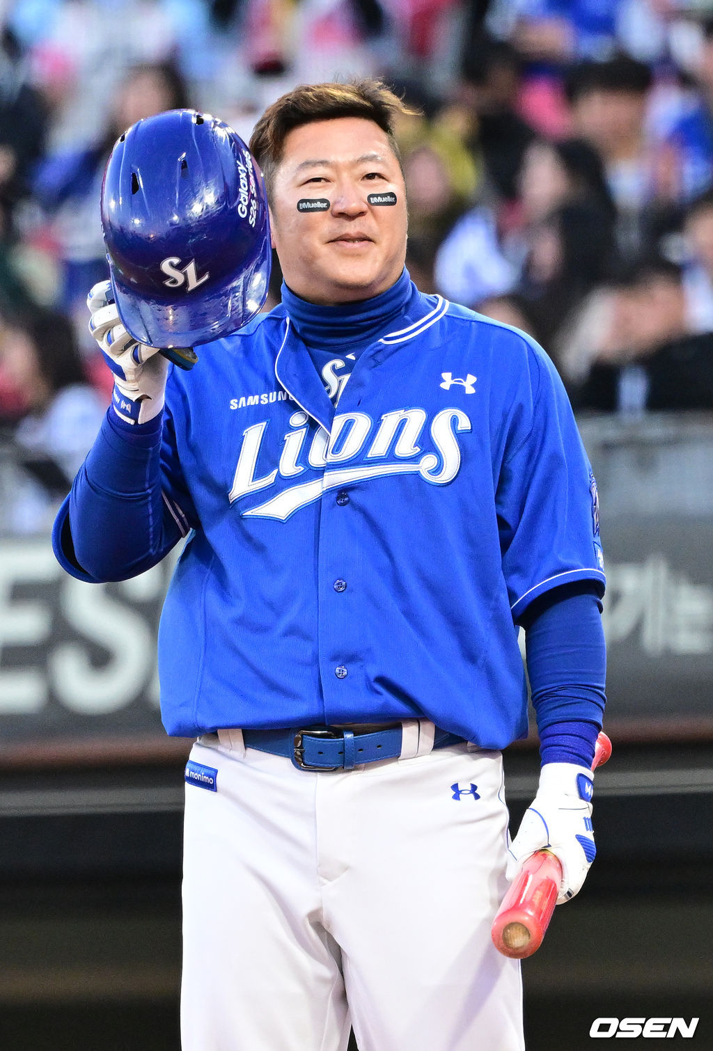 3루 KIA 팬들을 바라보며 헬멧을 벗으며 인사 전하는 최형우.