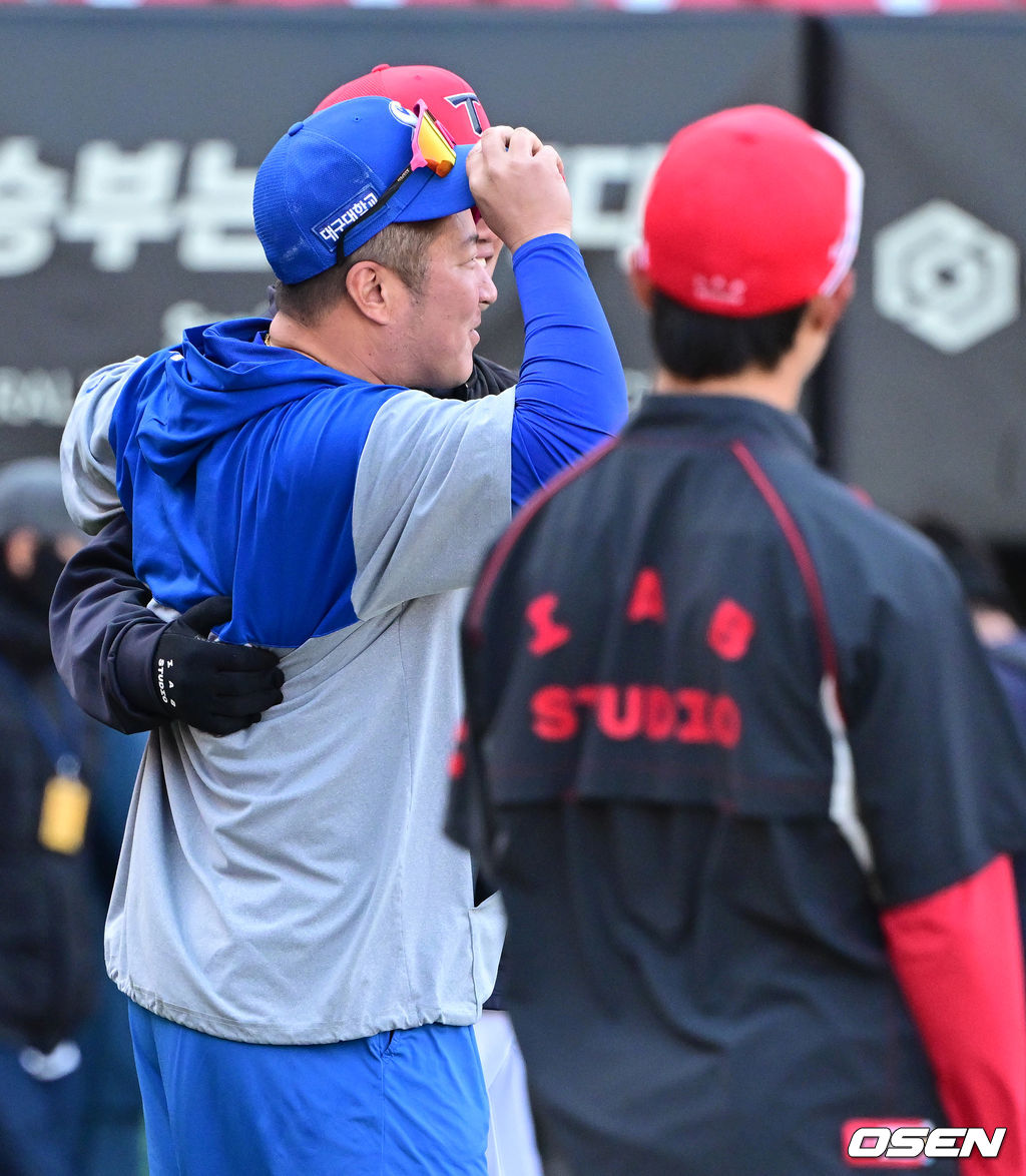 KIA와 반갑게 인사 나누는 최형우.