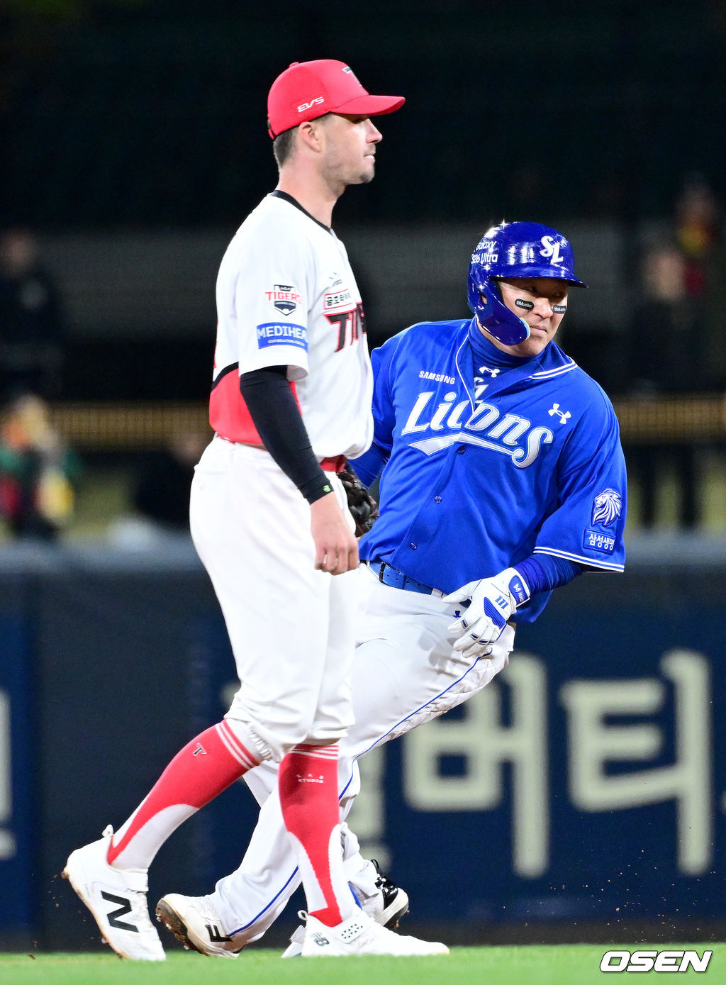 역전의 발판을 만든 최형우의 1타점 2루타.