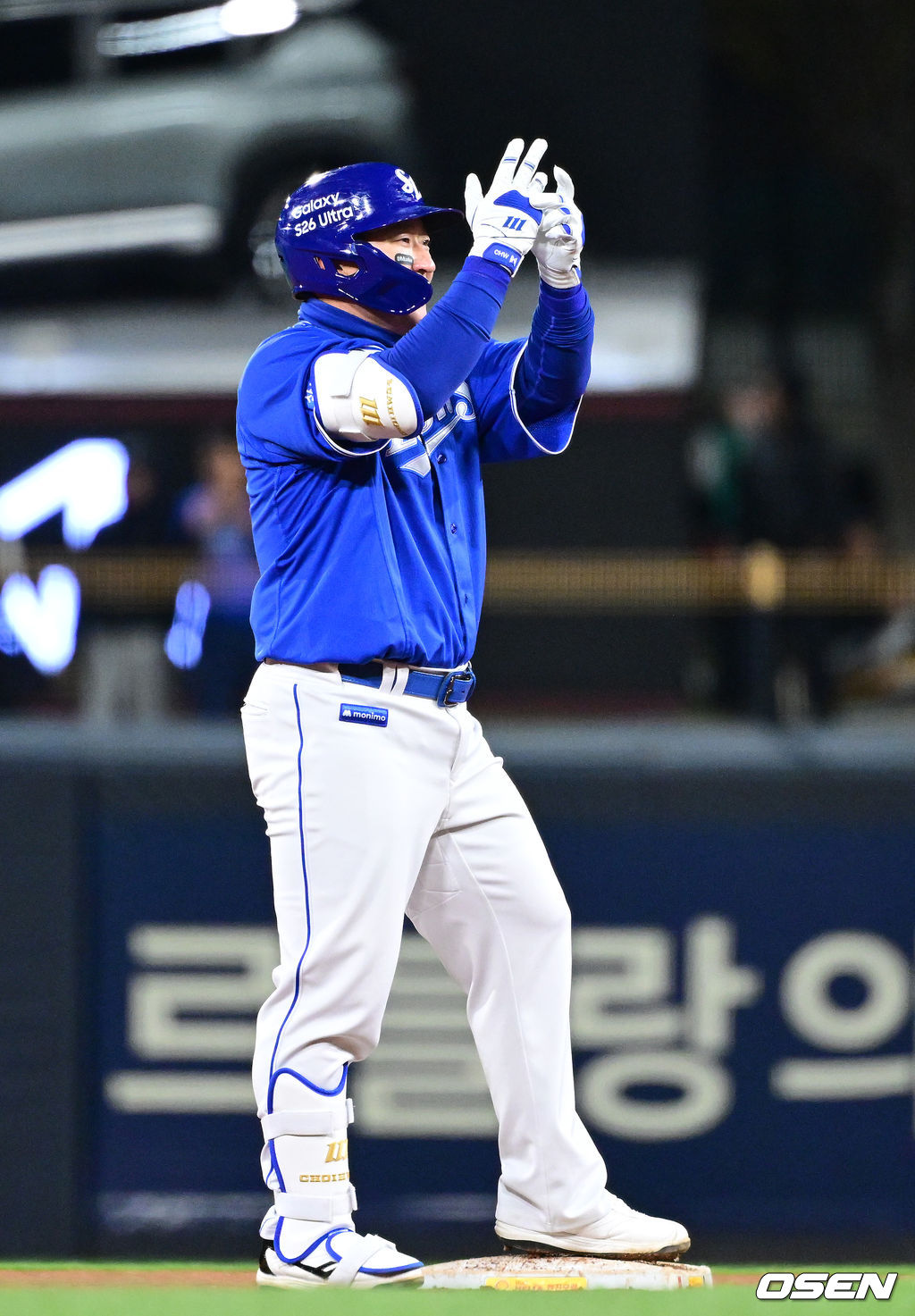 반지 세리머니를 펼치며 삼성 더그아웃에 역전의 기운을 전하는 최형우.