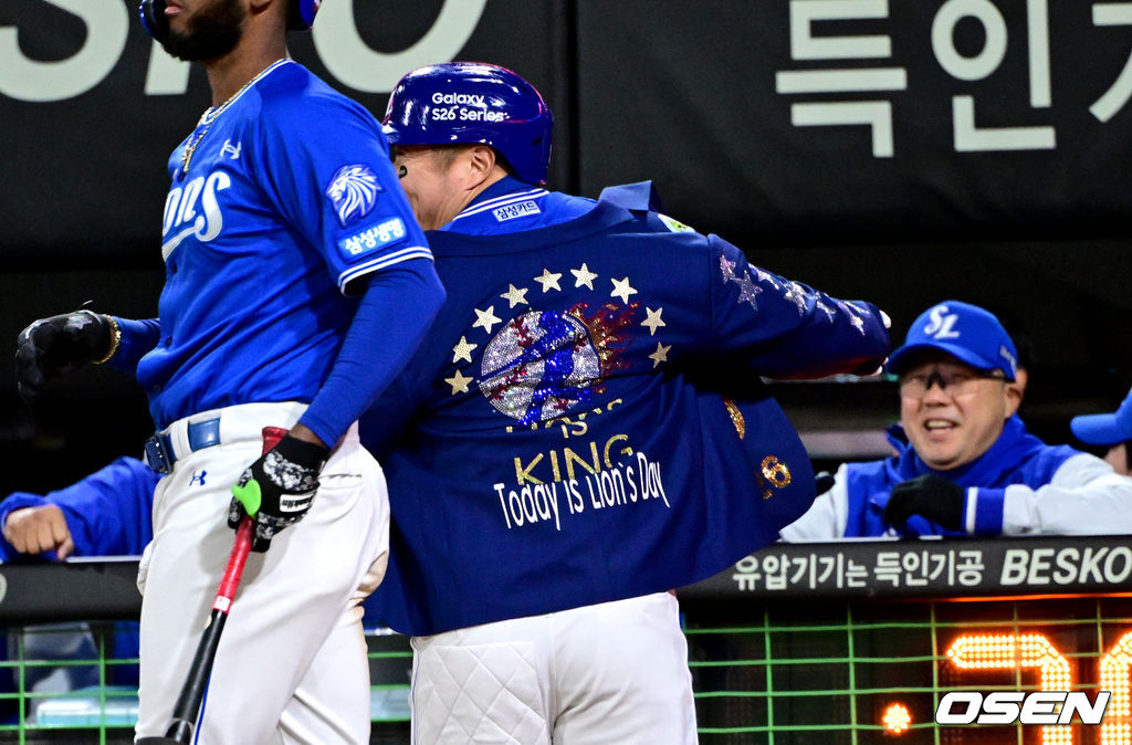 승부에 쐐기를 박고 푸른 홈런 재킷 입는 마흔 셋 타격장인 최형우. 