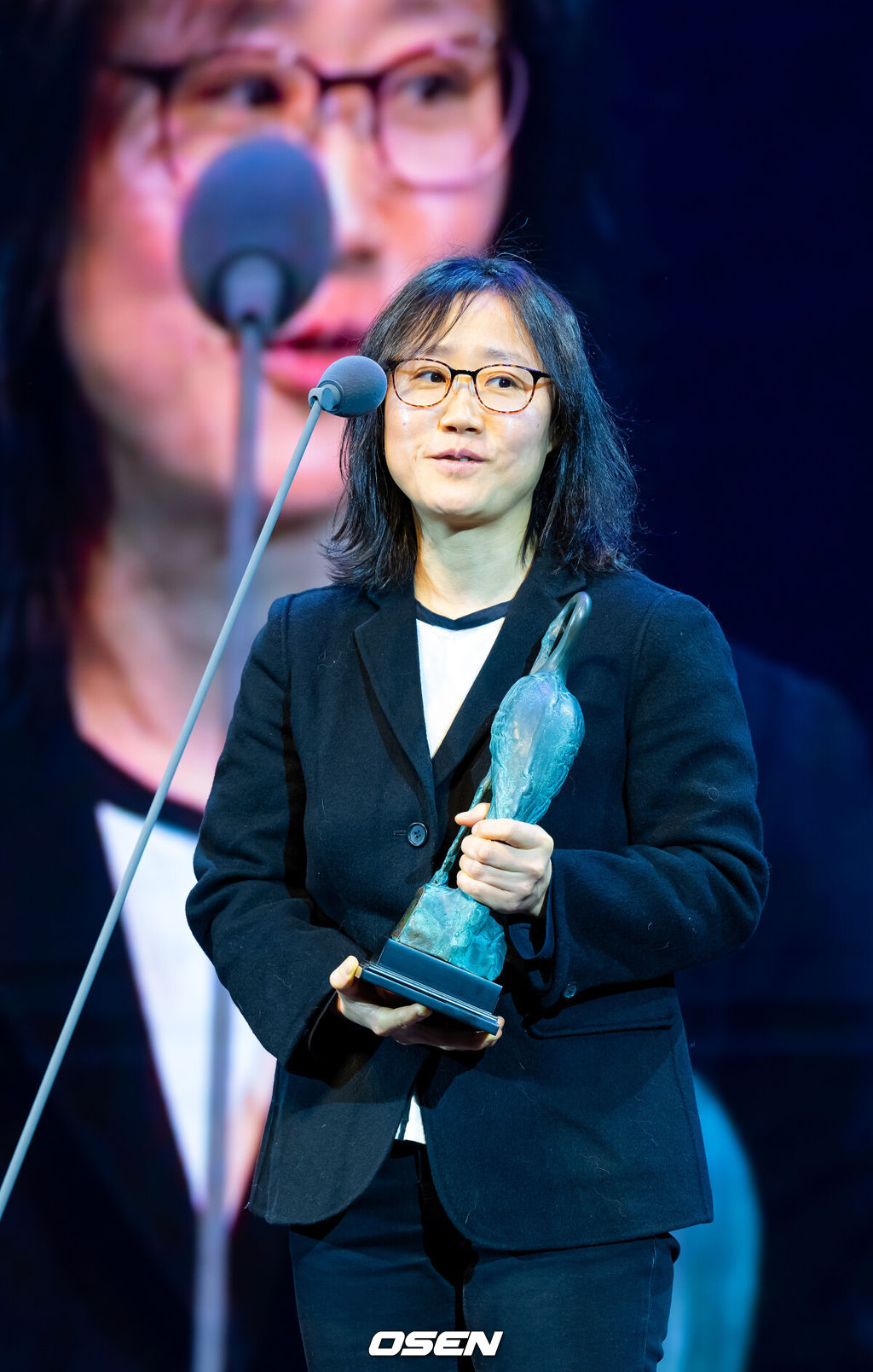 7일 오후 제28회 춘사국제영화제가 서울 강남구 건설회관 비스타 홀에서 열렸다.주목할만한 시선상에 정주리 감독이 수상하고 있다. 2023.12.07 / rumi@osen.co.kr