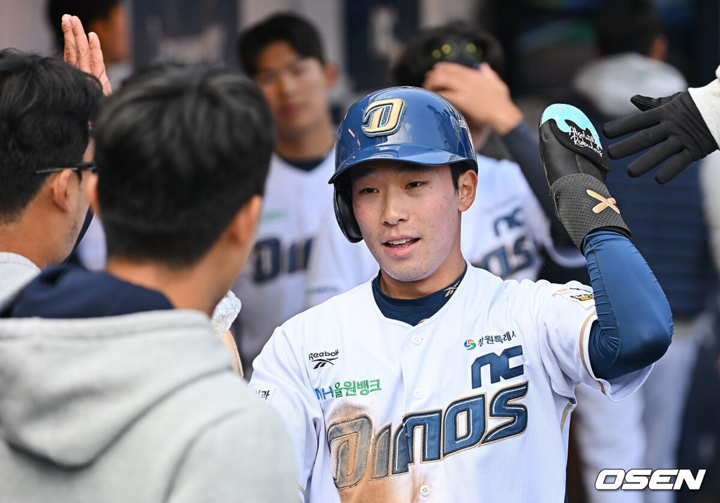 17일 창원NC파크에서 2026 신한 SOL KBO 리그 시범경기 NC 다이노스와 KIA 타이거즈의 경기가 열렸다. 홈팀 NC는 테일러가, 방문팀 KIA는 양현종이 선발 출전했다. NC 다이노스 허윤이 6회말 1사 1루 최정원의 중견수 왼쪽 1타점 안타때 득점을 올리고 하이파이브를 하고 있다. 2026.03.17 / foto0307@osen.co.kr