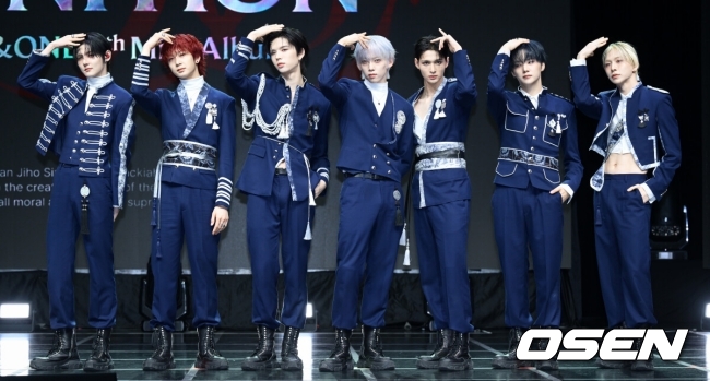 그룹 앰퍼샌드원(AMPERS&ONE)의 미니 4집 ‘DEFINITION’(데피니션) 발매 기념 쇼케이스가 8일 서울 용산구 스카이아트홀 노들섬 라이브하우스에서 열렸다. 미니 4집 ‘DEFINITION’은 그룹의 현재를 돌아보고, 앞으로 나아갈 방향을 정의해 나가는 과정을 그린 앨범이다. 앰퍼샌드원은 이번 앨범을 통해 콘셉트, 음악, 퍼포먼스의 완벽한 조합을 선보이며 그들만의 독보적인 색깔을 확실히 각인시킬 전망이다. 앰퍼샌드원이 포즈를 취하고 있다. 2026.04.08 /cej@osen.co.kr