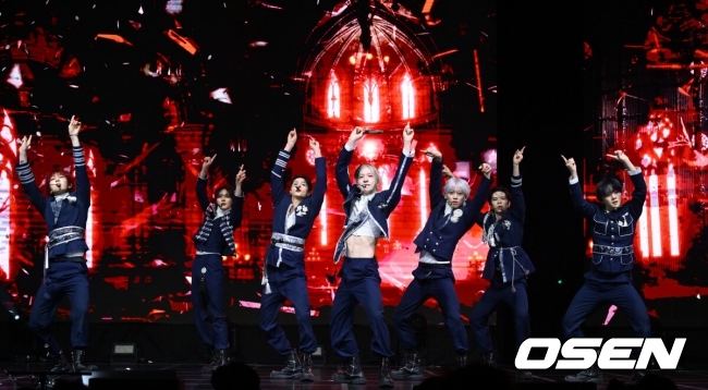 그룹 앰퍼샌드원(AMPERS&ONE)의 미니 4집 ‘DEFINITION’(데피니션) 발매 기념 쇼케이스가 8일 서울 용산구 스카이아트홀 노들섬 라이브하우스에서 열렸다. 미니 4집 ‘DEFINITION’은 그룹의 현재를 돌아보고, 앞으로 나아갈 방향을 정의해 나가는 과정을 그린 앨범이다. 앰퍼샌드원은 이번 앨범을 통해 콘셉트, 음악, 퍼포먼스의 완벽한 조합을 선보이며 그들만의 독보적인 색깔을 확실히 각인시킬 전망이다. 앰퍼샌드원이 'GOD' 공연을 하고 있다. 2026.04.08 /cej@osen.co.kr