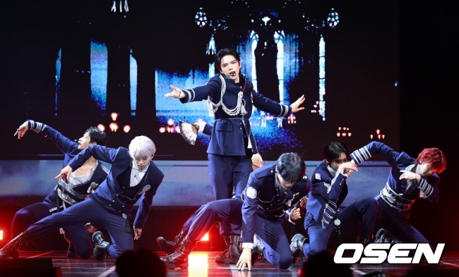 그룹 앰퍼샌드원(AMPERS&ONE)의 미니 4집 ‘DEFINITION’(데피니션) 발매 기념 쇼케이스가 8일 서울 용산구 스카이아트홀 노들섬 라이브하우스에서 열렸다. 미니 4집 ‘DEFINITION’은 그룹의 현재를 돌아보고, 앞으로 나아갈 방향을 정의해 나가는 과정을 그린 앨범이다. 앰퍼샌드원은 이번 앨범을 통해 콘셉트, 음악, 퍼포먼스의 완벽한 조합을 선보이며 그들만의 독보적인 색깔을 확실히 각인시킬 전망이다. 앰퍼샌드원이 'GOD' 공연을 하고 있다. 2026.04.08 /cej@osen.co.kr