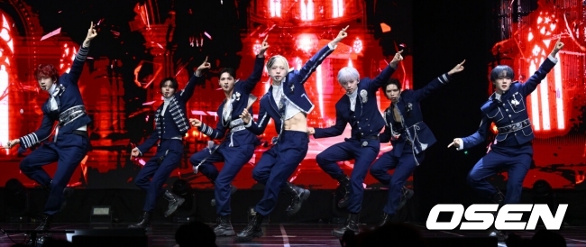 그룹 앰퍼샌드원(AMPERS&ONE)의 미니 4집 ‘DEFINITION’(데피니션) 발매 기념 쇼케이스가 8일 서울 용산구 스카이아트홀 노들섬 라이브하우스에서 열렸다. 미니 4집 ‘DEFINITION’은 그룹의 현재를 돌아보고, 앞으로 나아갈 방향을 정의해 나가는 과정을 그린 앨범이다. 앰퍼샌드원은 이번 앨범을 통해 콘셉트, 음악, 퍼포먼스의 완벽한 조합을 선보이며 그들만의 독보적인 색깔을 확실히 각인시킬 전망이다. 앰퍼샌드원이 'GOD' 공연을 하고 있다. 2026.04.08 /cej@osen.co.kr