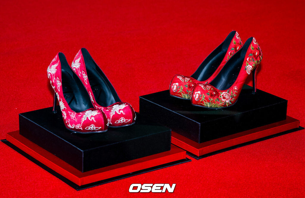 8일 오전 서울 종로구 포시즌스 호텔 서울에서 영화 '악마는 프라다를 입는다 2' 내한 기자간담회가 열렸다.'악마는 프라다를 입는다 2'는 전설적인 패션 매거진 '런웨이'의 편집장 미란다(메릴 스트립 분)와 20년 만에 기획 에디터로 돌아온 앤디(앤 해서웨이 분)가 럭셔리 브랜드의 임원이 된 에밀리(에밀리 블런트 분)와 재회하고, 완전히 달라진 미디어 환경 속에서 다시 한번 패션계의 주도권을 잡기 위해 모든 커리어를 거는 이야기다. 오는 29일 전 세계 최초 개봉.배우 메릴 스트립, 앤 해서웨이가 기자간담회에서 선물 받은 꽃신 스타일의 하이힐이 전시되고 있다. 2026.04.08/rumi@osen.co.kr