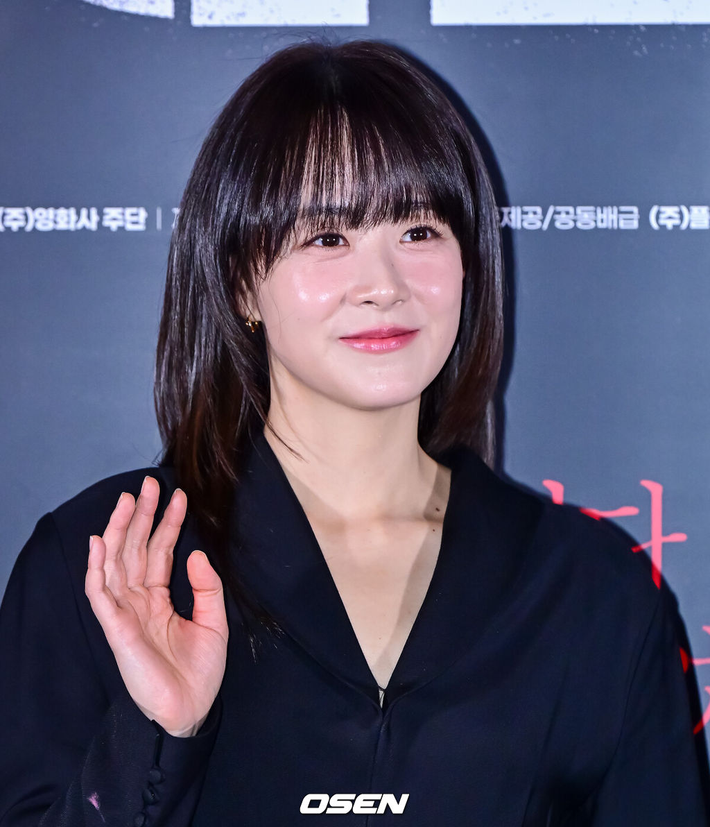 13일 오후 서울 성동구 성수동1가 메가박스 성수점에서 영화 '주차금지' 언론시사회가 열렸다.'주차금지'는 주차로 시작된 사소한 시비가 최악의 상황으로 치닫으며 벌어지는 생활 밀착형 스릴러. 이번 '주차금지'에서 기대를 모으고 있는 포인트는 바로 연기파 배우들의 캐스팅으로, 배우 류현경부터 김뢰하, 그리고 떠오르는 충무로 기대주 차선우까지 참여했다. 배우 류현경이 포토타임을 하고 있다. 2025.05.13 /jpnews@osen.co.kr