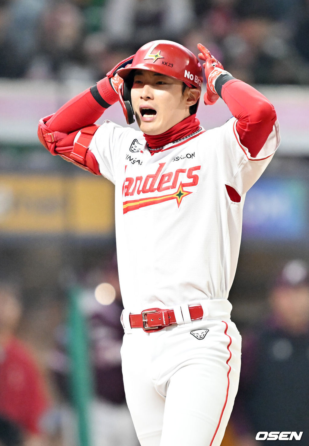 1일 인천 SSG랜더스필드에서 ‘2026 신한 SOL KBO리그’ SSG 랜더스와 키움 히어로즈의 경기가 열렸다.이날 경기에서 SSG은 타케다를, 키움은 배동현을 선발로 내세웠다.4회말 1사 주자 1루 SSG 최지훈이 타석에서 삼진 아웃을 당한 후 아쉬워하고 있다. 2026.04.01 / rumi@osen.co.kr