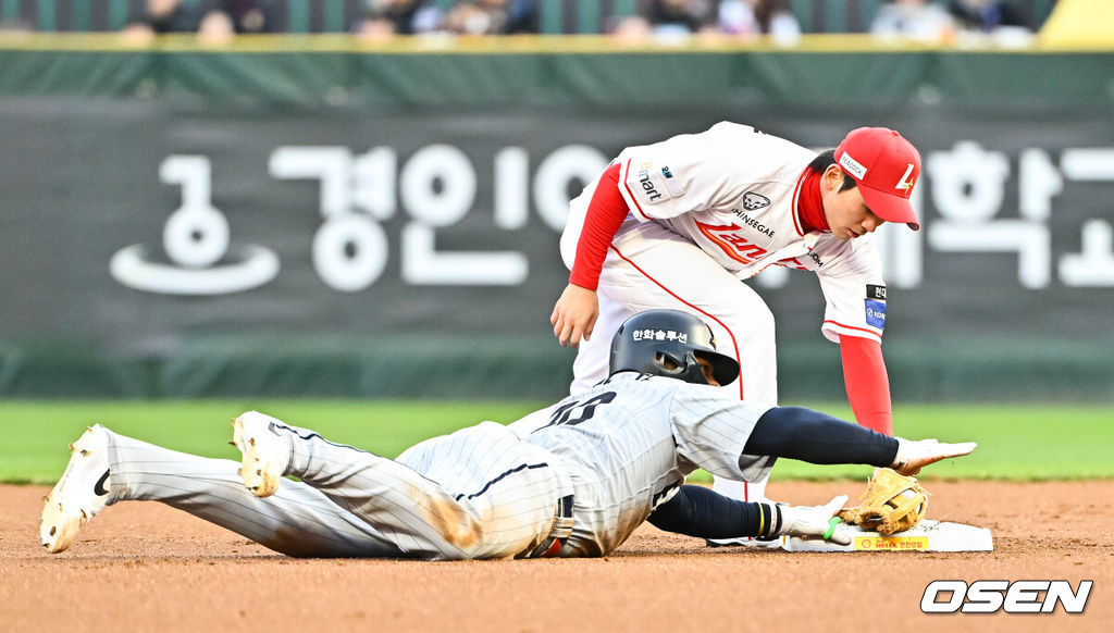 7일 오후 인천 SSG랜더스필드에서 ‘2026 신한 SOL Bank KBO리그' SSG 랜더스와 한화 이글스의 경기가 진행됐다.이날 SSG는 타케다를, 한화는 류현진을 선발투수로 내세웠다.1회초 1사 한화 페라자가 2루타를 날린뒤 슬라이딩을 하고 있다. 2026.04.07 / soul1014@osen.co.kr