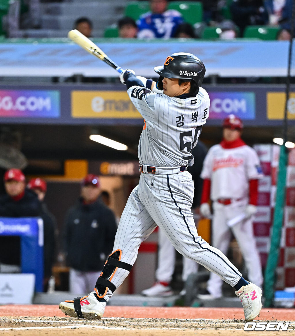 7일 오후 인천 SSG랜더스필드에서 ‘2026 신한 SOL Bank KBO리그' SSG 랜더스와 한화 이글스의 경기가 진행됐다.이날 SSG는 타케다를, 한화는 류현진을 선발투수로 내세웠다.9회초 1사 1,2루 한화 강백호가 1타점 적싵를 날리고 있다. 2026.04.07 / soul1014@osen.co.kr