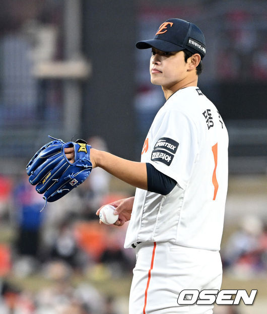 [OSEN=대전, 이대선 기자] 2일 대전 한화생명볼파크에서 2026 신한 SOL KBO리그 한화 이글스와 KT 위즈의 경기가 열렸다.이날 한화는 문동주, KT는 오원석을 선발로 내세웠다.1회초 무사에서 한화 선발투수 문동주가 역투하고 있다. 2026.04.02 /sunday@osen.co.kr