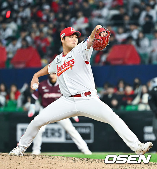 [OSEN=인천, 박준형 기자] 2일 오후 인천 SSG랜더스필드에서 2026 신한 SOL KBO리그&nbsp;SSG 랜더스와 키움 히어로즈의 경기가 진행됐다.이날 SSG는 최민준을, 키움은 정현우를 선발투수로 내세웠다. 6회초 SSG 전영준 투수가 역투하고 있다 .  2026.04.02 / soul1014@osen.co.kr