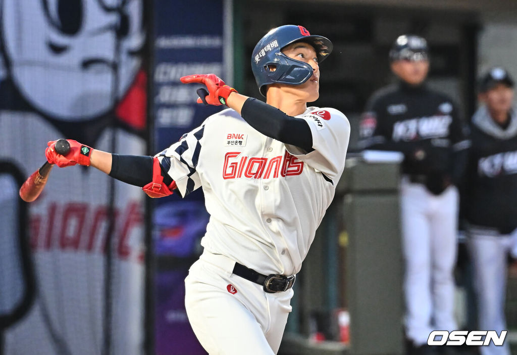 7일 부산 사직야구장에서 2026 신한 SOL KBO 리그 롯데 자이언츠와 KT 위즈의 경기가 열렸다. 홈팀 롯데는 나균안이, 방문팀 KT는 고영표가 선발 출전했다.롯데 자이언츠 노진혁이 1회말 1사 2루 중견수 앞 1타점 안타를 치고 있다. 2026.04.07 / foto0307@osen.co.kr