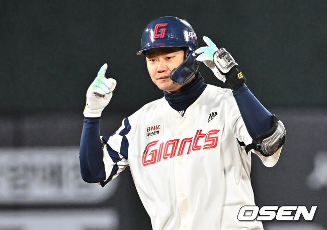 [OSEN=부산, 이석우 기자] 7일 부산 사직야구장에서 2026 신한 SOL KBO 리그 롯데 자이언츠와 KT 위즈의 경기가 열렸다. 홈팀 롯데는 나균안이, 방문팀 KT는 고영표가 선발 출전했다.롯데 자이언츠 손호영이 9회말 2사 1루 좌중간 1타점 2루타를 치고 세리머니를 하고 있다. 2026.04.07 / foto0307@osen.co.kr