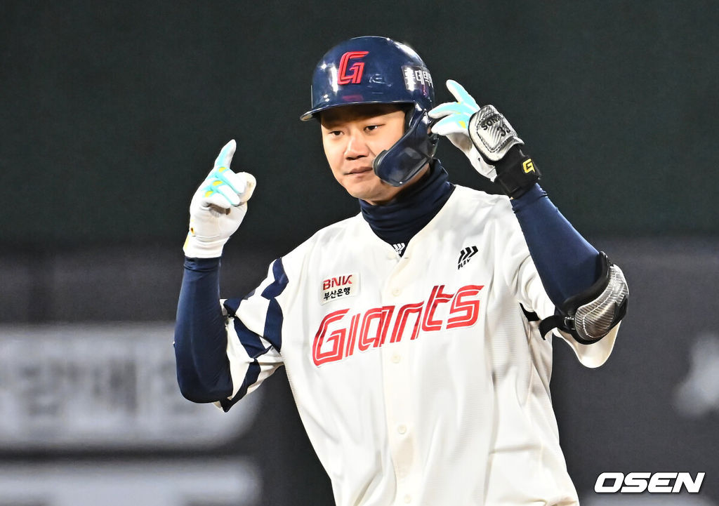 7일 부산 사직야구장에서 2026 신한 SOL KBO 리그 롯데 자이언츠와 KT 위즈의 경기가 열렸다. 홈팀 롯데는 나균안이, 방문팀 KT는 고영표가 선발 출전했다.롯데 자이언츠 손호영이 9회말 2사 1루 좌중간 1타점 2루타를 치고 세리머니를 하고 있다. 2026.04.07 / foto0307@osen.co.kr