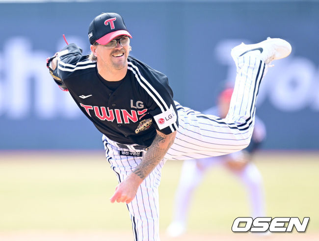 [OSEN=수원, 최규한 기자] 16일 경기도 수원 KT위즈파크에서 ‘2026 신한 SOL KBO리그’ 시범경기 KT 위즈와 LG 트윈스의 경기가 열린다.홈팀 KT는 권성준, 방문팀 LG는 라클란 웰스를 선발 투수로 내세웠다.1회말 LG 선발 라클란 웰스가 힘차게 공을 뿌리고 있다. 2026.03.16 / dreamer@osen.co.kr