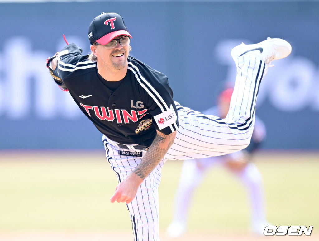 16일 경기도 수원 KT위즈파크에서 ‘2026 신한 SOL KBO리그’ 시범경기 KT 위즈와 LG 트윈스의 경기가 열린다.홈팀 KT는 권성준, 방문팀 LG는 라클란 웰스를 선발 투수로 내세웠다.1회말 LG 선발 라클란 웰스가 힘차게 공을 뿌리고 있다. 2026.03.16 / dreamer@osen.co.kr