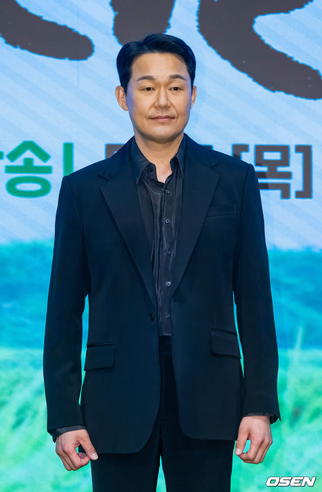 25일 오후 서울 신도림 디큐브시티 6층 더세인트 그랜드 볼룸 홀에서 KBS 2TV 새 미니시리즈 '심우면 연리리' 제작발표회가 진행됐다.미니시리즈 ‘심우면 연리리’(연출 최연수 / 극본 송정림, 왕혜지 / 제작 심스토리)는 청정 살벌(?) 구역 ‘연리리’로 뚝 떨어진 찐 도시 가족 성태훈가(家)가 서울로 컴백하기 위해 고군분투하는 좌충우돌 가족 리부팅 힐링 드라마다.배우 박성웅이 포즈를 취하고 있다. 2025.03.25 / soul1014@osen.co.kr