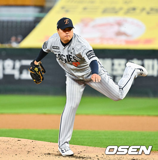 [OSEN=인천, 박준형 기자] 7일 오후 인천 SSG랜더스필드에서 ‘2026 신한 SOL Bank KBO리그'&nbsp;SSG 랜더스와 한화 이글스의 경기가 진행됐다.이날 SSG는 타케다를, 한화는 류현진을 선발투수로 내세웠다.2회말 한화 선발투수 류현진이 역투하고 있다.    2026.04.07 / soul1014@osen.co.kr